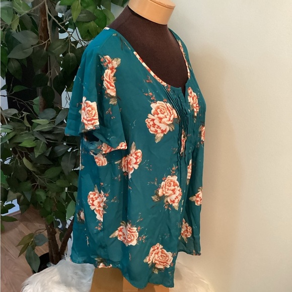 Torrid flutter sleeve scoop neck with pleats Woman’s size 00 M/L 10 - Picture 2 of 11